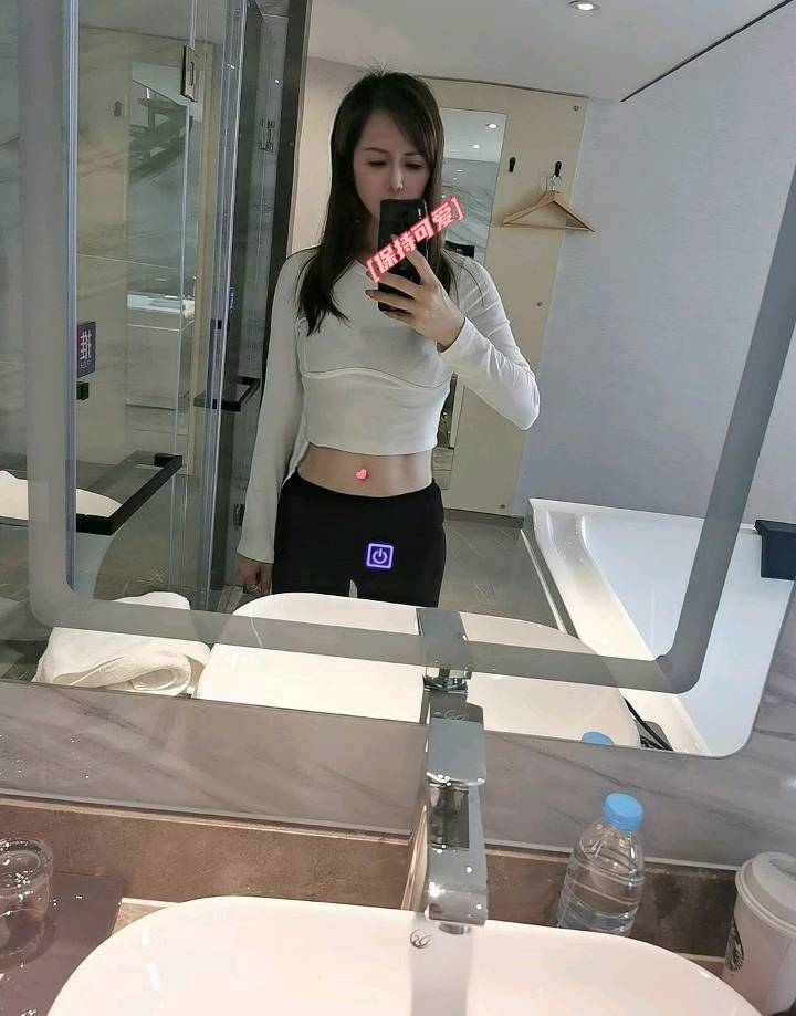 分享一爱锻炼的 极品大胸少妇  身材火辣